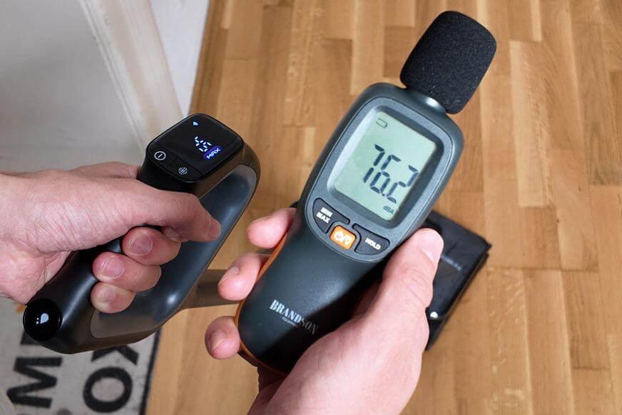 Schallpegelmessung neben Tineco S9 Artist im Auto-Modus, Messgerät zeigt 76,2 dB.